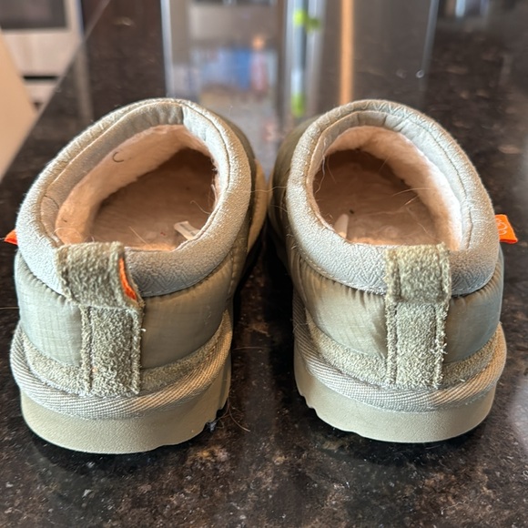 Boys UGG Slippers like new size 2 - Picture 4 of 4